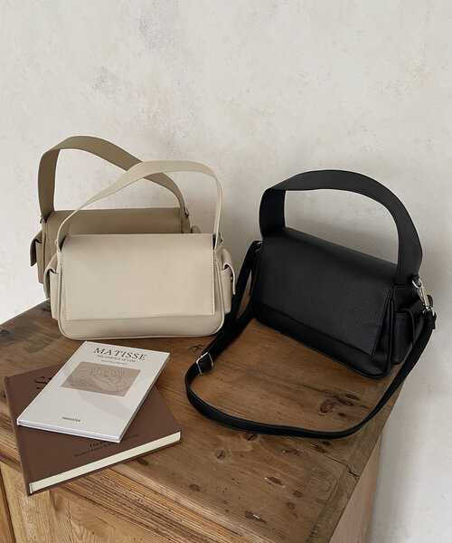 Thevon(ゼボン)の「サイドポケットフラップバッグ(ボストンバッグ・レディース・ブラック/グレイッシュベージュ/オフホワイト・FREE)」の1枚目の写真