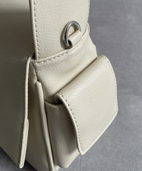 Thevon(ゼボン)の「サイドポケットフラップバッグ(ボストンバッグ・レディース・ブラック/グレイッシュベージュ/オフホワイト・FREE)」の15枚目の写真