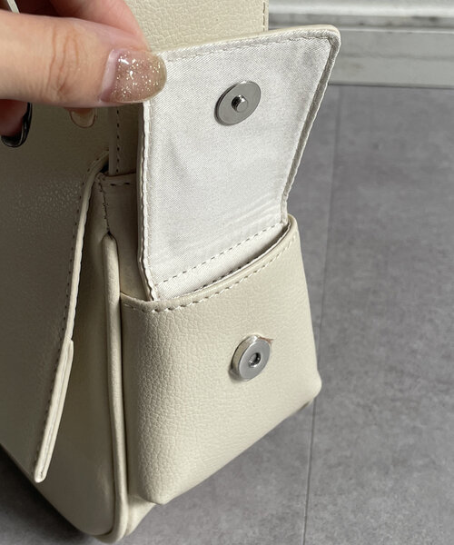 Thevon(ゼボン)の「サイドポケットフラップバッグ(ボストンバッグ・レディース・ブラック/グレイッシュベージュ/オフホワイト・FREE)」の16枚目の写真