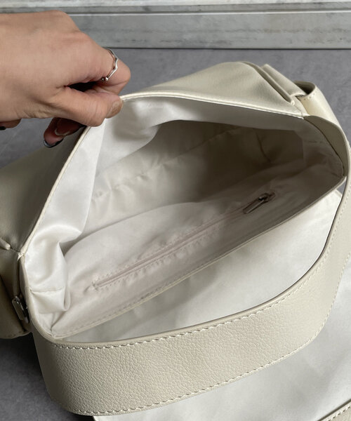 Thevon(ゼボン)の「サイドポケットフラップバッグ(ボストンバッグ・レディース・ブラック/グレイッシュベージュ/オフホワイト・FREE)」の17枚目の写真