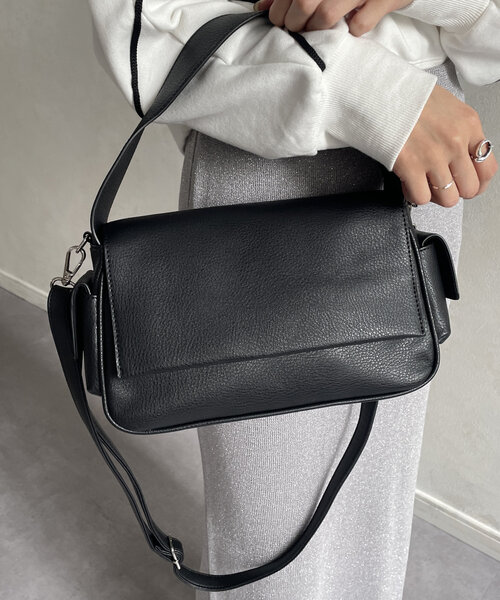 Thevon(ゼボン)の「サイドポケットフラップバッグ(ボストンバッグ・レディース・ブラック/グレイッシュベージュ/オフホワイト・FREE)」の19枚目の写真