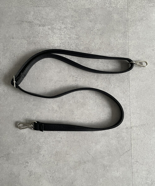 Thevon(ゼボン)の「サイドポケットフラップバッグ(ボストンバッグ・レディース・ブラック/グレイッシュベージュ/オフホワイト・FREE)」の4枚目の写真