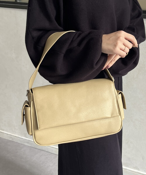 Thevon(ゼボン)の「サイドポケットフラップバッグ(ボストンバッグ・レディース・ブラック/グレイッシュベージュ/オフホワイト・FREE)」の5枚目の写真