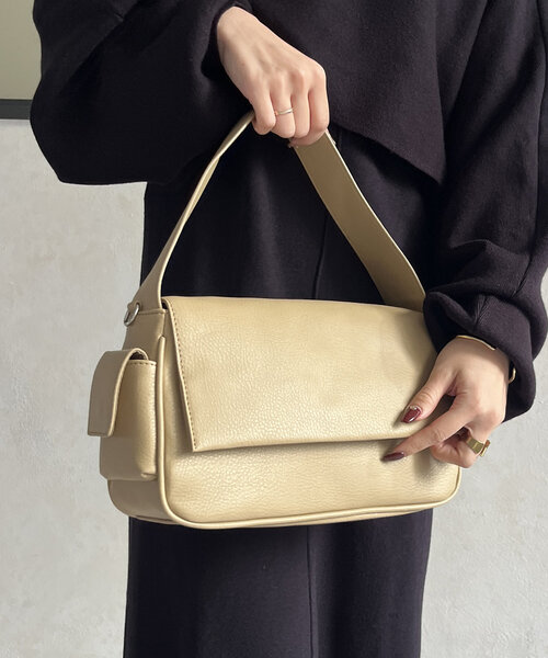 Thevon(ゼボン)の「サイドポケットフラップバッグ(ボストンバッグ・レディース・ブラック/グレイッシュベージュ/オフホワイト・FREE)」の7枚目の写真