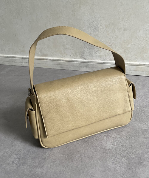 Thevon(ゼボン)の「サイドポケットフラップバッグ(ボストンバッグ・レディース・ブラック/グレイッシュベージュ/オフホワイト・FREE)」の10枚目の写真