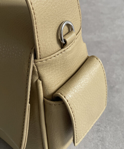 Thevon(ゼボン)の「サイドポケットフラップバッグ(ボストンバッグ・レディース・ブラック/グレイッシュベージュ/オフホワイト・FREE)」の11枚目の写真