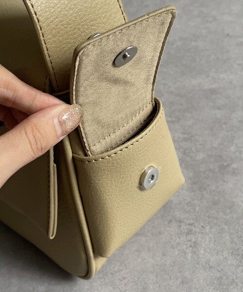 Thevon(ゼボン)の「サイドポケットフラップバッグ(ボストンバッグ・レディース・ブラック/グレイッシュベージュ/オフホワイト・FREE)」の12枚目の写真