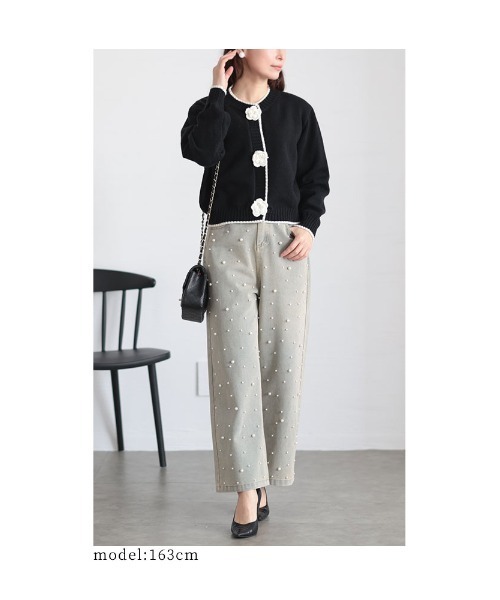 Sawa a la mode(サワアラモード)の「花ボタン配色ニットカーディガントップス(カーディガン/ボレロ・レディース・ブラック/ホワイト・FREE)」の4枚目の写真
