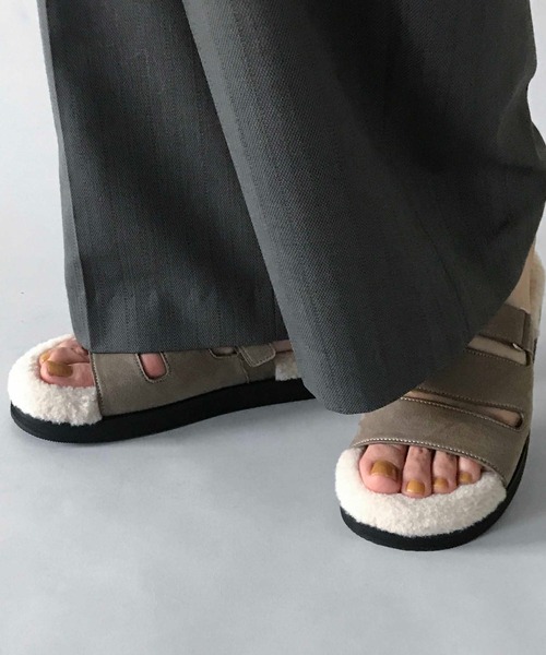 LE VERNIS（ル・ベルニ）の「LE VERNIS(ル・ベルニ)Faux fur sandals（サンダル・レディース・ブラック/ベージュ/ネイビー・SMALL/LARGE/MEDIUM）」の2枚目の写真
