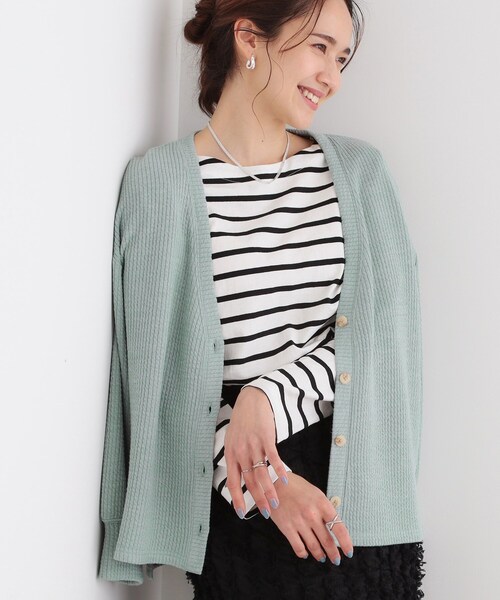 SHOO・LA・RUE（シューラルー）の「【S-LL】柔らかさが癖になる 凹凸Vネックカーディガン（カーディガン/ボレロ・レディース・グリーン系/オレンジ系/ベージュ/グレー・01/02/03/04）」の3枚目の写真