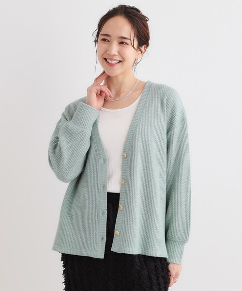 SHOO・LA・RUE（シューラルー）の「【S-LL】柔らかさが癖になる 凹凸Vネックカーディガン（カーディガン/ボレロ・レディース・グリーン系/オレンジ系/ベージュ/グレー・01/02/03/04）」の7枚目の写真