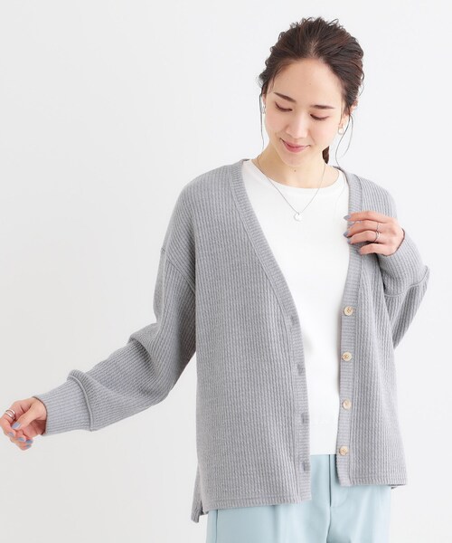 SHOO・LA・RUE（シューラルー）の「【S-LL】柔らかさが癖になる 凹凸Vネックカーディガン（カーディガン/ボレロ・レディース・グリーン系/オレンジ系/ベージュ/グレー・01/02/03/04）」の21枚目の写真