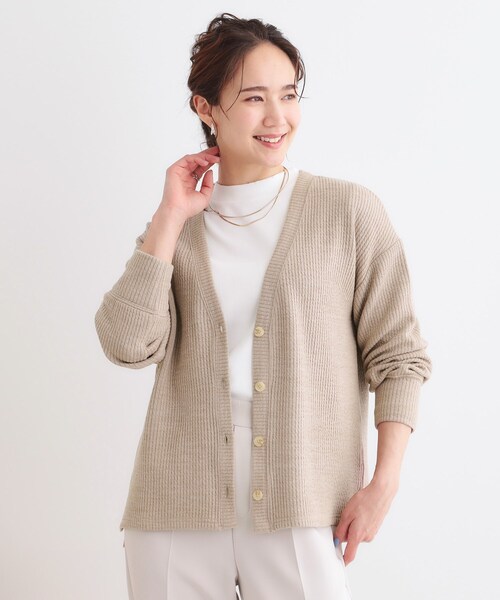 SHOO・LA・RUE（シューラルー）の「【S-LL】柔らかさが癖になる 凹凸Vネックカーディガン（カーディガン/ボレロ・レディース・グリーン系/オレンジ系/ベージュ/グレー・01/02/03/04）」の9枚目の写真