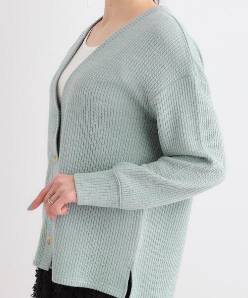 SHOO・LA・RUE（シューラルー）の「【S-LL】柔らかさが癖になる 凹凸Vネックカーディガン（カーディガン/ボレロ・レディース・グリーン系/オレンジ系/ベージュ/グレー・01/02/03/04）」の6枚目の写真