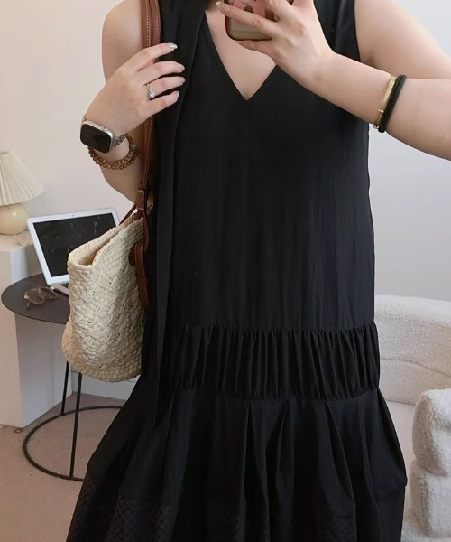 tageechita（タジチタ）の「【tageechita】異素材ミックス ギャザーデザインVネックワンピース（ワンピース・レディース・ブラック/ホワイト・S/M/L）」の12枚目の写真