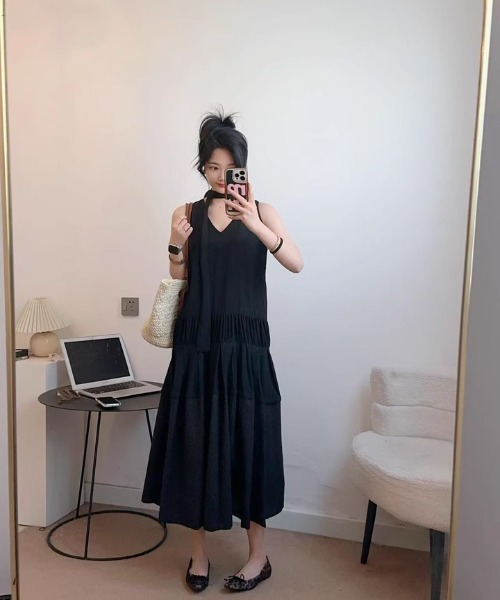 tageechita（タジチタ）の「【tageechita】異素材ミックス ギャザーデザインVネックワンピース（ワンピース・レディース・ブラック/ホワイト・S/M/L）」の11枚目の写真