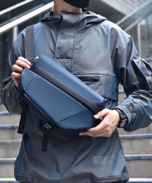 L LABEL（エルラベル）の「撥水加工ショルダーボディバッグ（ショルダーバッグ・メンズ・ブラック/ネイビー・FREE）」の2枚目の写真