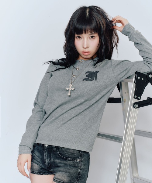 FCMM(エフシーエムエム)の「BUTTON SWEATSHIRT/ ボタンスウェットシャツ(スウェット・レディース・ホワイト/ブラック/グレー・MEDIUM/SMALL)」の3枚目の写真