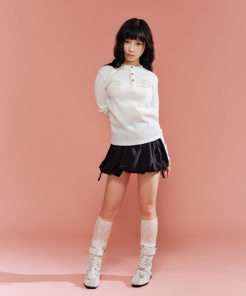 FCMM(エフシーエムエム)の「BUTTON SWEATSHIRT/ ボタンスウェットシャツ(スウェット・レディース・ホワイト/ブラック/グレー・MEDIUM/SMALL)」の21枚目の写真