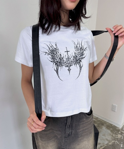 FOLLOWIN（フォロウィン）の「Y2Kエンジェルウィングデザイン半袖Tシャツ（Tシャツ/カットソー・レディース・ベージュ/ホワイト/ブラック・FREE）」の4枚目の写真