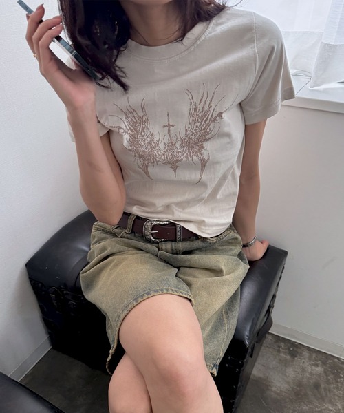 FOLLOWIN（フォロウィン）の「Y2Kエンジェルウィングデザイン半袖Tシャツ（Tシャツ/カットソー・レディース・ベージュ/ホワイト/ブラック・FREE）」の11枚目の写真