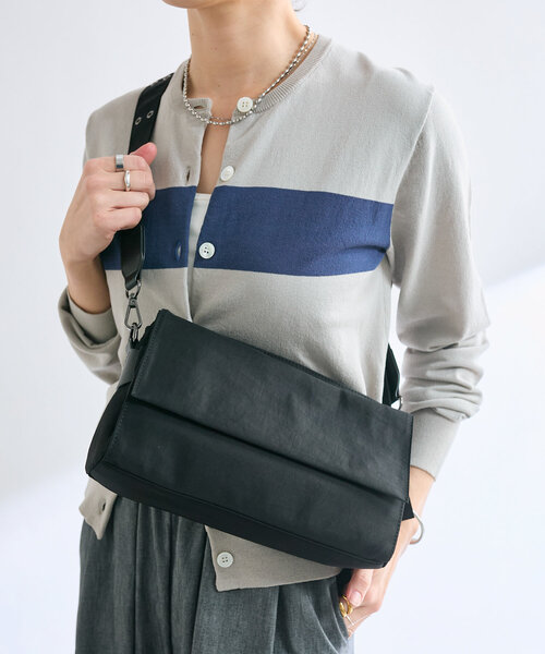 RIVE DROITE（リヴドロワ）の「【R.good(アールドットグッド)】ワッシャーナイロンハトメボディバッグ（ボディバッグ/ウエストポーチ・レディース・カーキ/ブラック・FREE）」の2枚目の写真