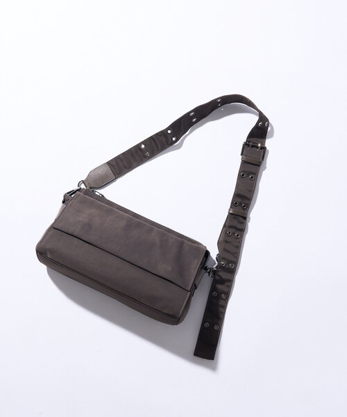 RIVE DROITE（リヴドロワ）の「【R.good(アールドットグッド)】ワッシャーナイロンハトメボディバッグ（ボディバッグ/ウエストポーチ・レディース・カーキ/ブラック・FREE）」の3枚目の写真
