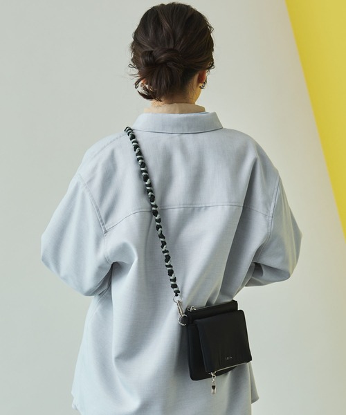 EDITA.(エディータ)の「ミニマルフラップ ポケット ショルダーバッグ 軽量 / サブバッグ(ショルダーバッグ・レディース・ライトグレー/ブラック・FREE)」の3枚目の写真