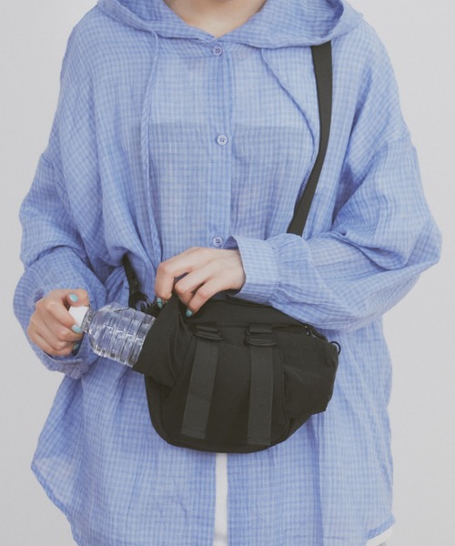 MERLOT（メルロー）の「【500ml収納可能】【折り畳み傘収納可能】バイカラーミニショルダーバッグ（ショルダーバッグ・レディース・ブラック/ホワイト/レッド・FREE）」の2枚目の写真