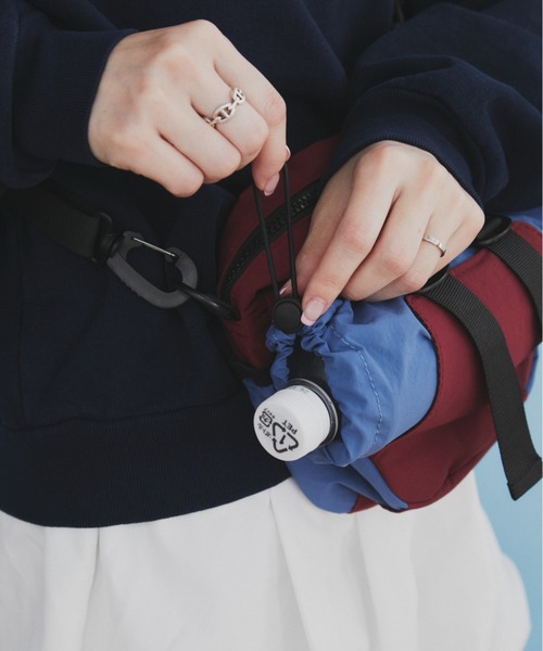 MERLOT（メルロー）の「【500ml収納可能】【折り畳み傘収納可能】バイカラーミニショルダーバッグ（ショルダーバッグ・レディース・ブラック/ホワイト/レッド・FREE）」の13枚目の写真