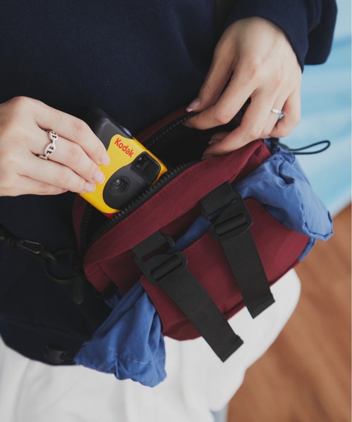 MERLOT（メルロー）の「【500ml収納可能】【折り畳み傘収納可能】バイカラーミニショルダーバッグ（ショルダーバッグ・レディース・ブラック/ホワイト/レッド・FREE）」の14枚目の写真