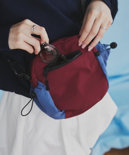 MERLOT（メルロー）の「【500ml収納可能】【折り畳み傘収納可能】バイカラーミニショルダーバッグ（ショルダーバッグ・レディース・ブラック/ホワイト/レッド・FREE）」の15枚目の写真