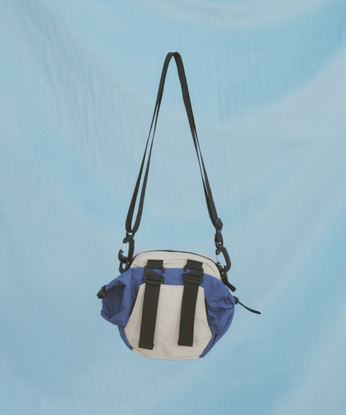 MERLOT（メルロー）の「【500ml収納可能】【折り畳み傘収納可能】バイカラーミニショルダーバッグ（ショルダーバッグ・レディース・ブラック/ホワイト/レッド・FREE）」の8枚目の写真