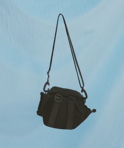 MERLOT（メルロー）の「【500ml収納可能】【折り畳み傘収納可能】バイカラーミニショルダーバッグ（ショルダーバッグ・レディース・ブラック/ホワイト/レッド・FREE）」の9枚目の写真