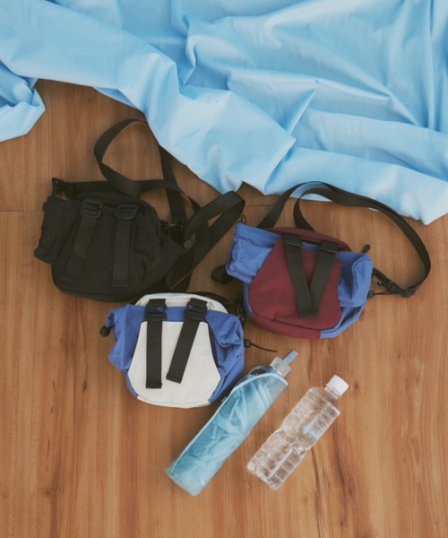 MERLOT（メルロー）の「【500ml収納可能】【折り畳み傘収納可能】バイカラーミニショルダーバッグ（ショルダーバッグ・レディース・ブラック/ホワイト/レッド・FREE）」の6枚目の写真