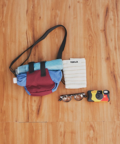 MERLOT（メルロー）の「【500ml収納可能】【折り畳み傘収納可能】バイカラーミニショルダーバッグ（ショルダーバッグ・レディース・ブラック/ホワイト/レッド・FREE）」の5枚目の写真