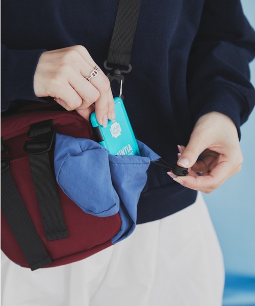 MERLOT（メルロー）の「【500ml収納可能】【折り畳み傘収納可能】バイカラーミニショルダーバッグ（ショルダーバッグ・レディース・ブラック/ホワイト/レッド・FREE）」の16枚目の写真