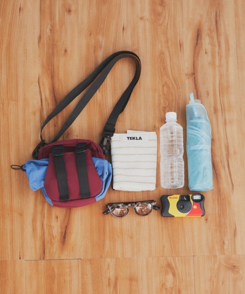 MERLOT（メルロー）の「【500ml収納可能】【折り畳み傘収納可能】バイカラーミニショルダーバッグ（ショルダーバッグ・レディース・ブラック/ホワイト/レッド・FREE）」の4枚目の写真