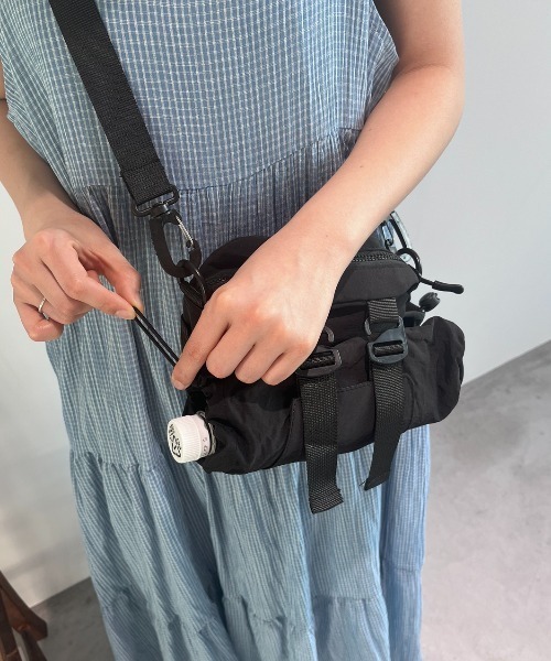 MERLOT（メルロー）の「【500ml収納可能】【折り畳み傘収納可能】バイカラーミニショルダーバッグ（ショルダーバッグ・レディース・ブラック/ホワイト/レッド・FREE）」の20枚目の写真