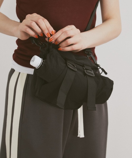 MERLOT（メルロー）の「【500ml収納可能】【折り畳み傘収納可能】バイカラーミニショルダーバッグ（ショルダーバッグ・レディース・ブラック/ホワイト/レッド・FREE）」の21枚目の写真