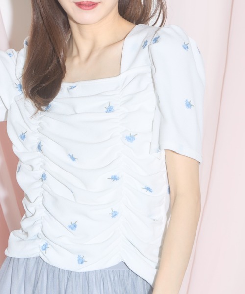 tocco closet(トッコ クローゼット)の「【ZOZO限定】スクエアネックフラワーエンブロイダリーシャーリングトップス(Tシャツ/カットソー・レディース・オフホワイト/ブラック・M)」の1枚目の写真