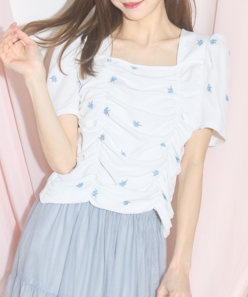 tocco closet(トッコ クローゼット)の「【ZOZO限定】スクエアネックフラワーエンブロイダリーシャーリングトップス(Tシャツ/カットソー・レディース・オフホワイト/ブラック・M)」の4枚目の写真