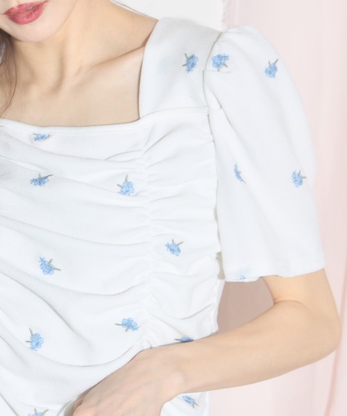 tocco closet(トッコ クローゼット)の「【ZOZO限定】スクエアネックフラワーエンブロイダリーシャーリングトップス(Tシャツ/カットソー・レディース・オフホワイト/ブラック・M)」の8枚目の写真