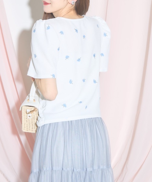 tocco closet(トッコ クローゼット)の「【ZOZO限定】スクエアネックフラワーエンブロイダリーシャーリングトップス(Tシャツ/カットソー・レディース・オフホワイト/ブラック・M)」の7枚目の写真
