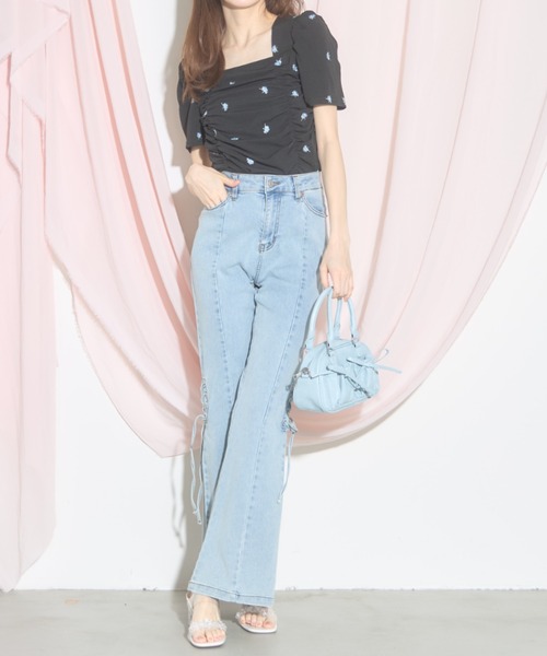 tocco closet(トッコ クローゼット)の「【ZOZO限定】スクエアネックフラワーエンブロイダリーシャーリングトップス(Tシャツ/カットソー・レディース・オフホワイト/ブラック・M)」の11枚目の写真