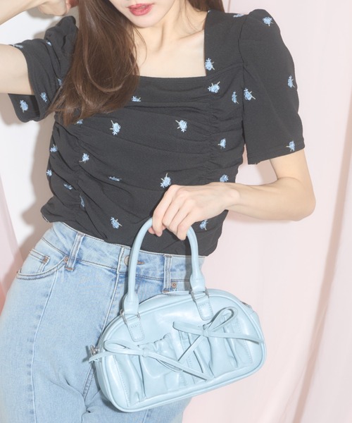 tocco closet(トッコ クローゼット)の「【ZOZO限定】スクエアネックフラワーエンブロイダリーシャーリングトップス(Tシャツ/カットソー・レディース・オフホワイト/ブラック・M)」の13枚目の写真