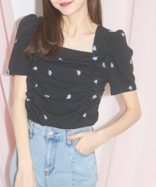 tocco closet(トッコ クローゼット)の「【ZOZO限定】スクエアネックフラワーエンブロイダリーシャーリングトップス(Tシャツ/カットソー・レディース・オフホワイト/ブラック・M)」の16枚目の写真