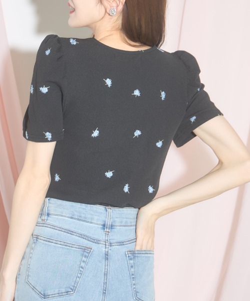 tocco closet(トッコ クローゼット)の「【ZOZO限定】スクエアネックフラワーエンブロイダリーシャーリングトップス(Tシャツ/カットソー・レディース・オフホワイト/ブラック・M)」の18枚目の写真