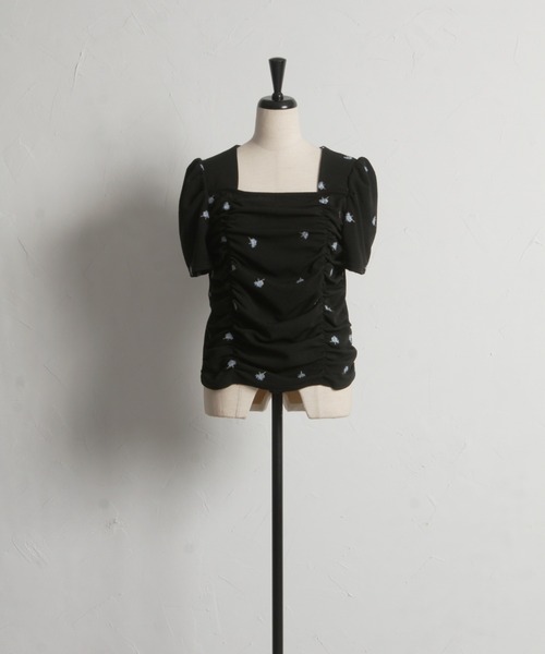 tocco closet(トッコ クローゼット)の「【ZOZO限定】スクエアネックフラワーエンブロイダリーシャーリングトップス(Tシャツ/カットソー・レディース・オフホワイト/ブラック・M)」の20枚目の写真