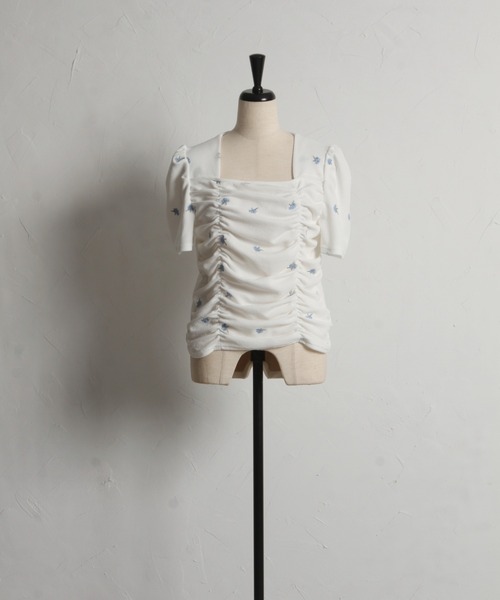 tocco closet(トッコ クローゼット)の「【ZOZO限定】スクエアネックフラワーエンブロイダリーシャーリングトップス(Tシャツ/カットソー・レディース・オフホワイト/ブラック・M)」の21枚目の写真